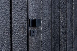 shou sugi ban garagedeur