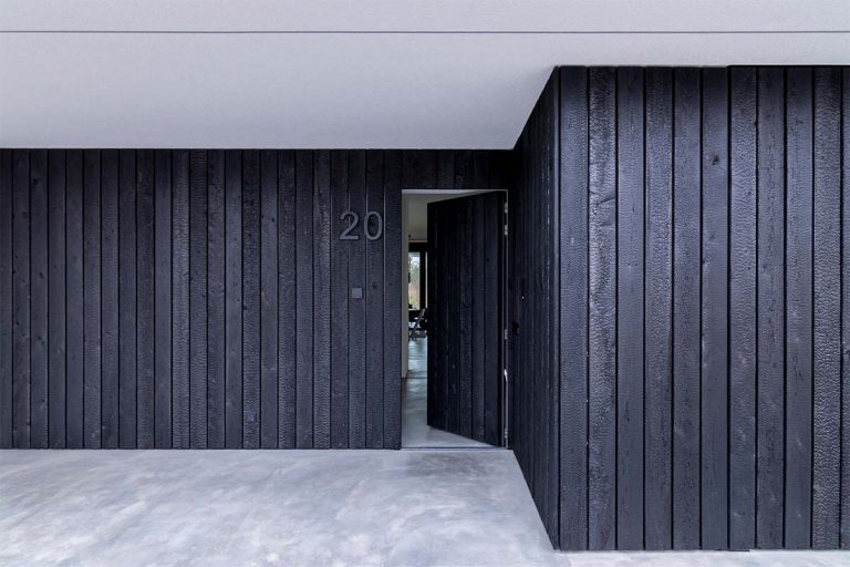shou sugi ban garagedeur en voordeur