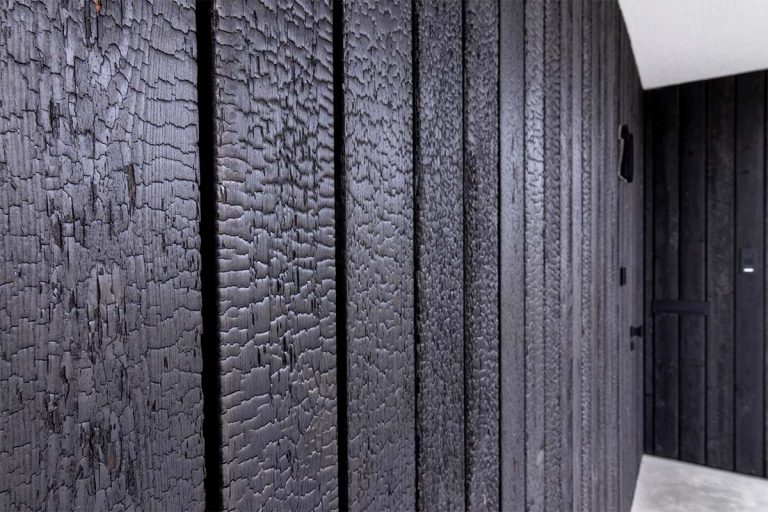 Garagedeur shou sugi ban