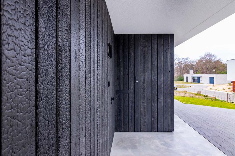 Garagedeur shou sugi ban