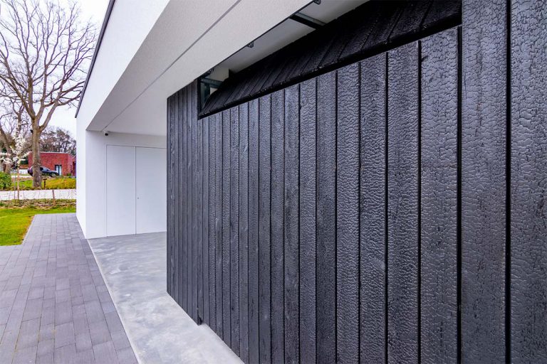 Garagedeur shou sugi ban