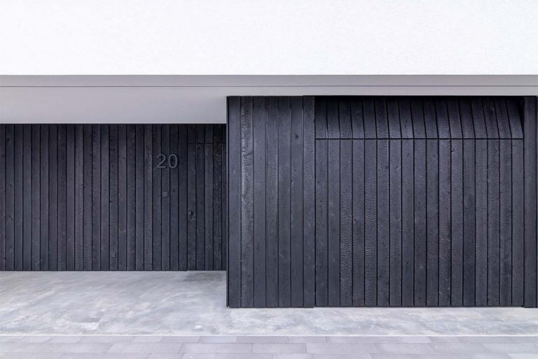 shou sugi ban garagedeur