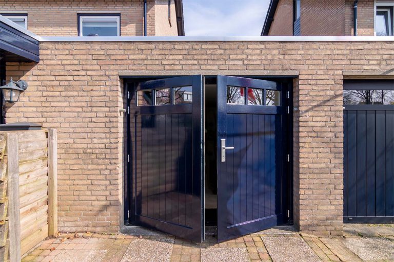 Houten openslaande garagedeuren met raam