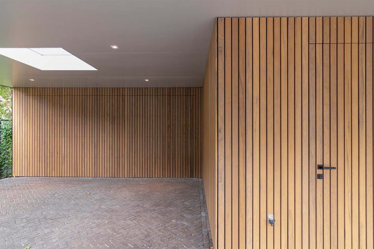 frake houten garagedeur en voordeur