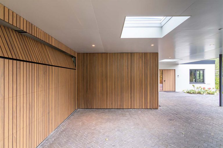 frake houten garagedeur en voordeur