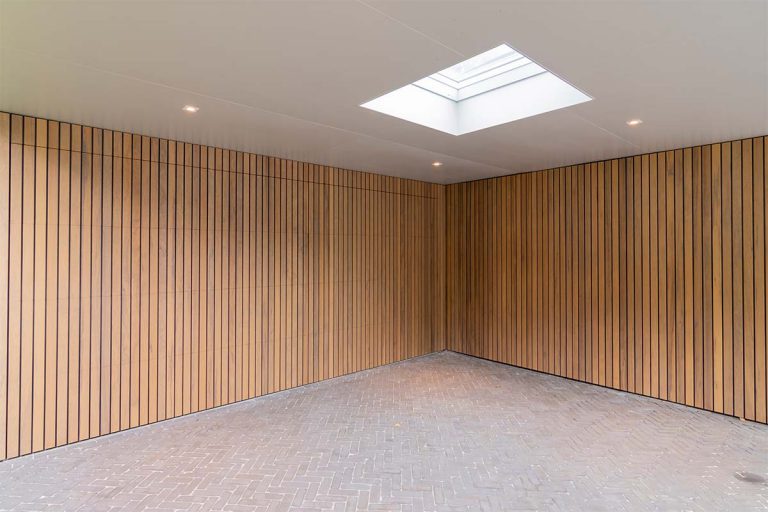 frake houten garagedeur en voordeur