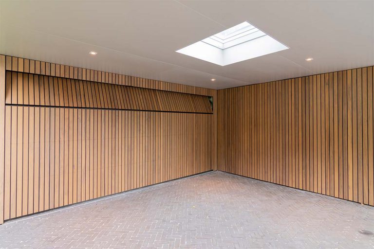 frake houten garagedeur en voordeur