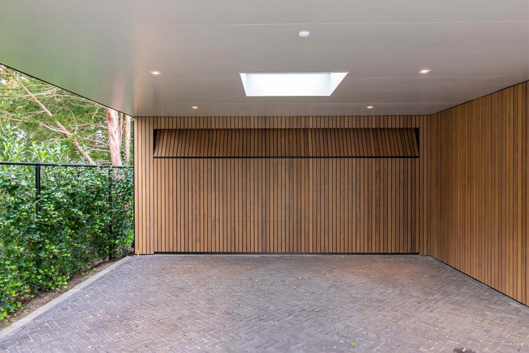 frake houten garagedeur en voordeur