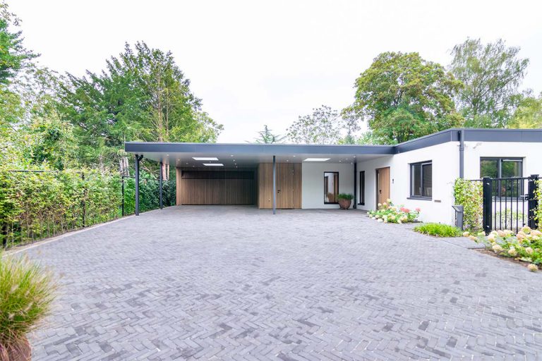 frake houten garagedeur en voordeur