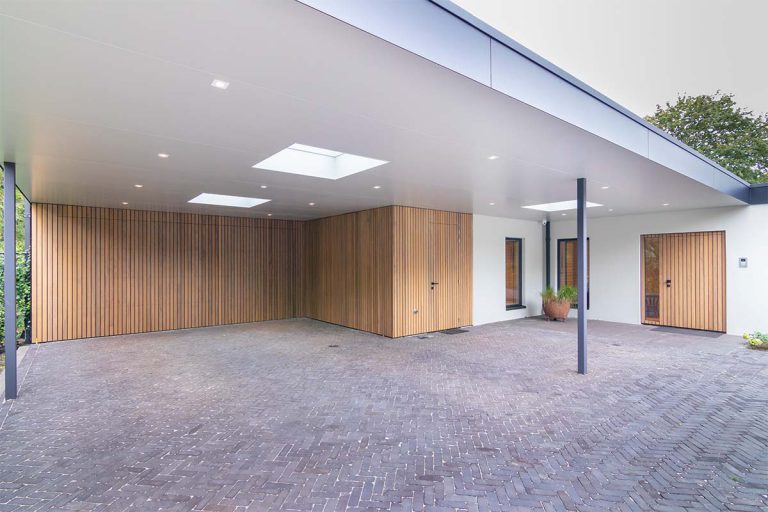 frake houten garagedeur en voordeur