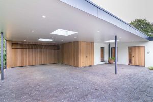 frake houten garagedeur en voordeur