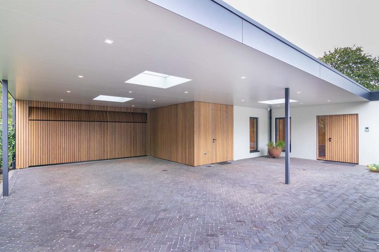 frake houten garagedeur en voordeur