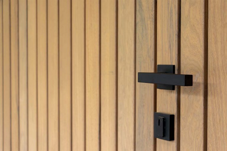 frake houten garagedeur en voordeur