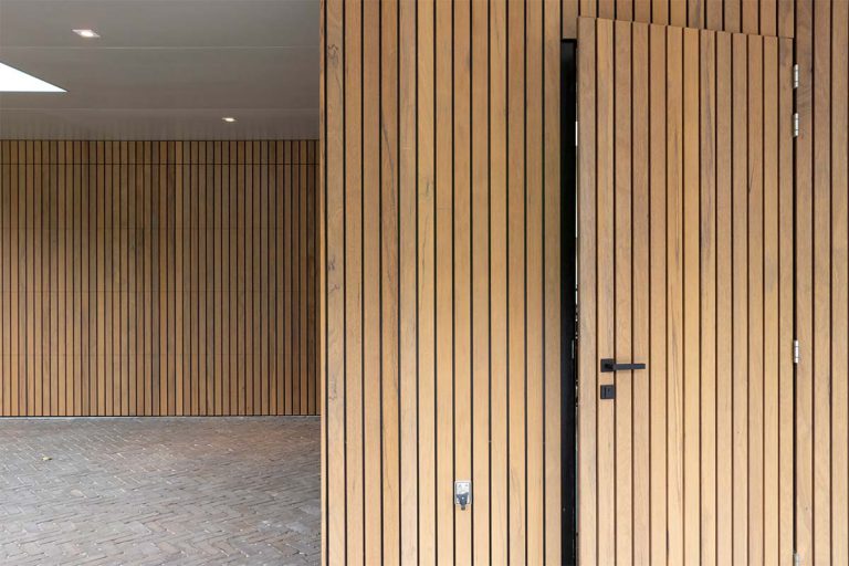 frake houten garagedeur en voordeur