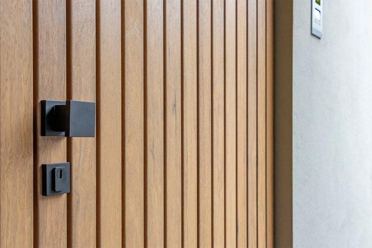 frake houten garagedeur en voordeur