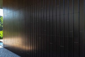 houten sectionaaldeur gelijk met de gevel