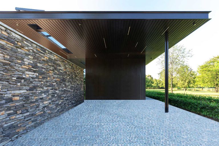 Donkere houten garagedeur