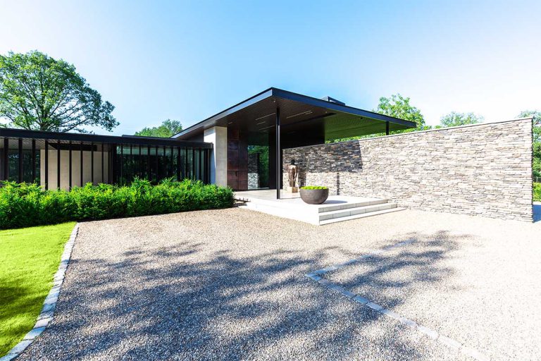 Donkere houten garagedeur