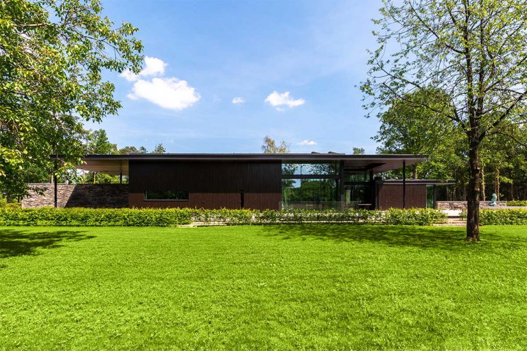 houten sectionaaldeur gelijk met de gevel