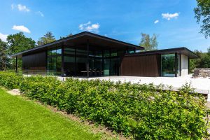 houten sectionaaldeur gelijk met de gevel