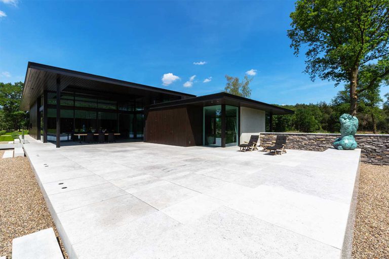 houten sectionaaldeur gelijk met de gevel