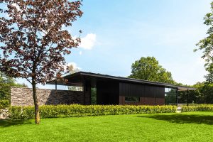 houten sectionaaldeur gelijk met de gevel