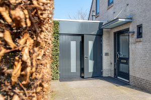Houten openslaande garagedeur melkglas