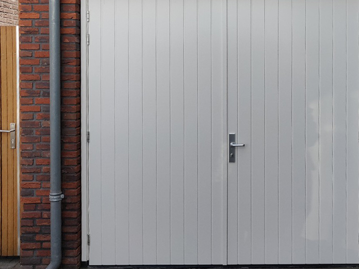 Witte openslaande garagedeur