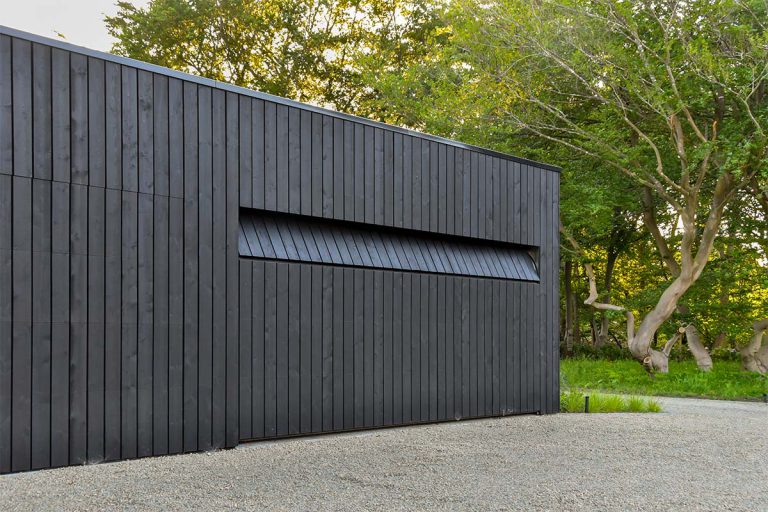 Zwarte houten garagedeuren