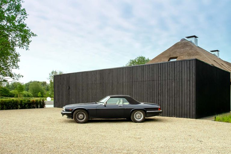 Elektrische garagedeur zwart