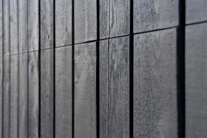 zwarte houten garagedeur