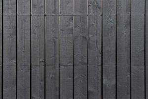 zwarte houten garagedeur