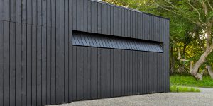 Zwarte houten garagedeur