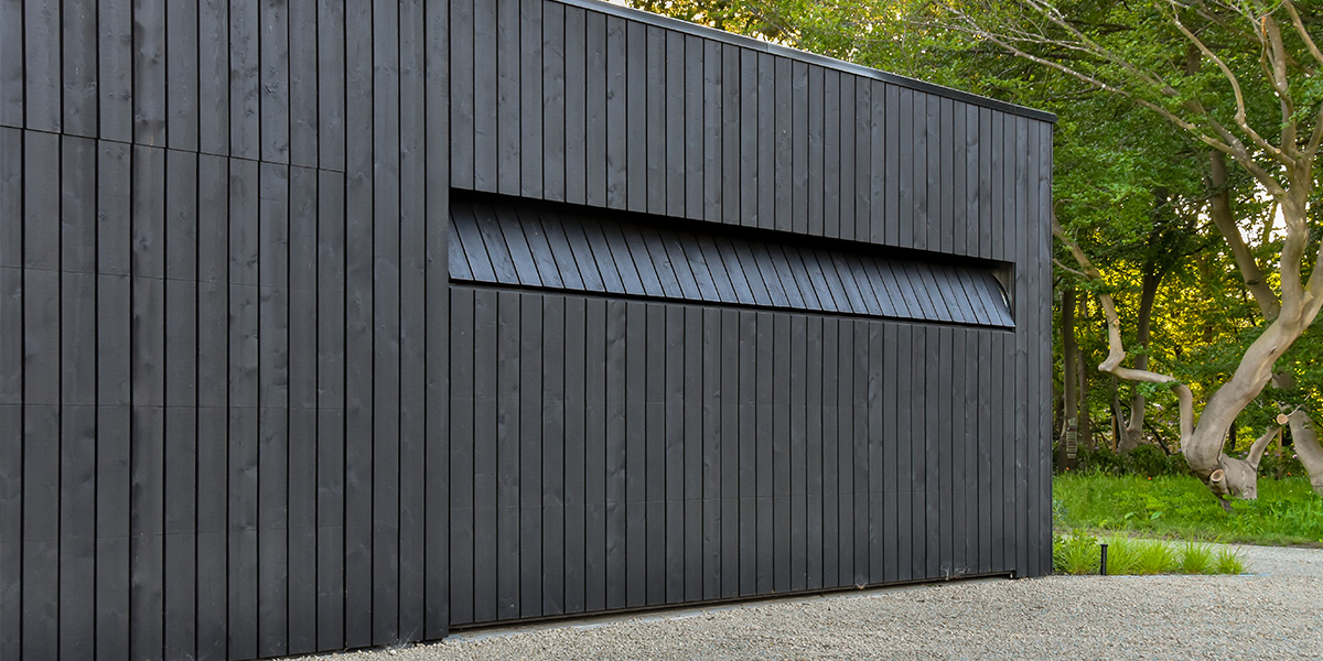 Zwarte houten garagedeur