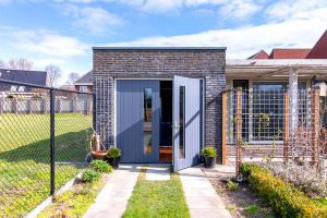 Houten openslaande garagedeuren verticaal glas