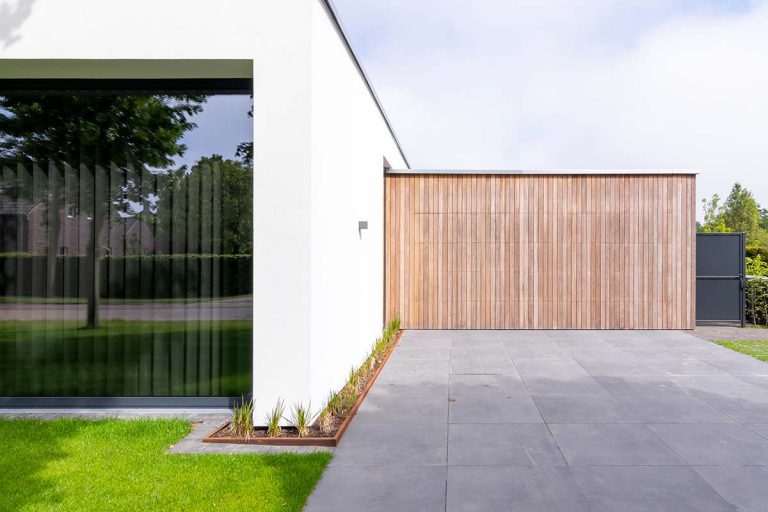 Houten garagedeur strakke villa