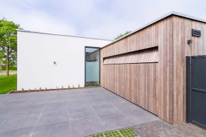 Houten garagedeur strakke villa
