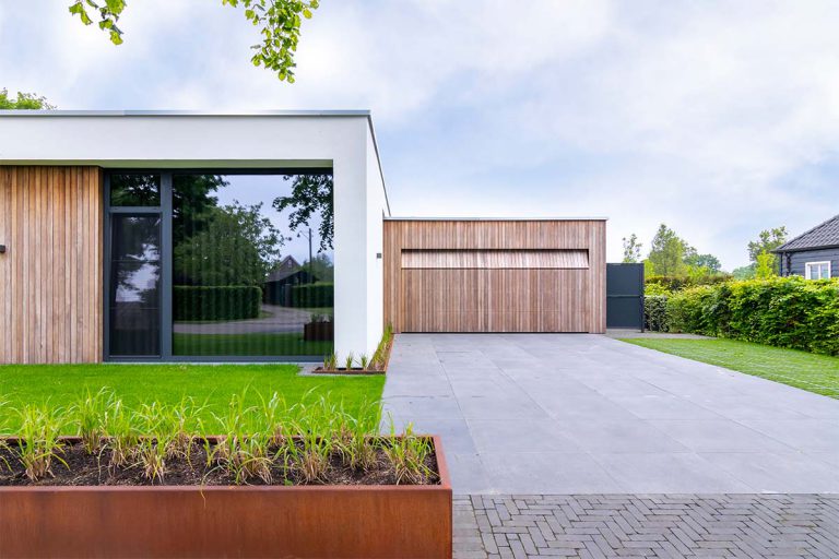Houten garagedeur strakke villa