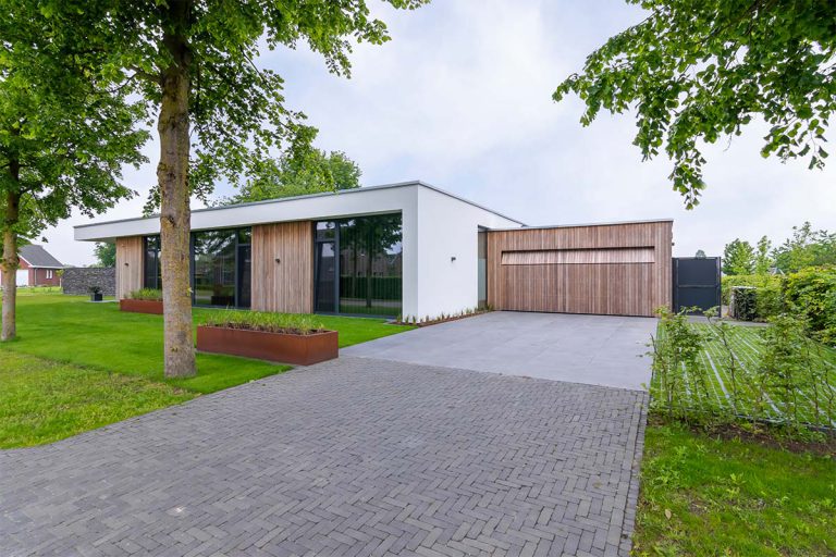 Houten garagedeur strakke villa