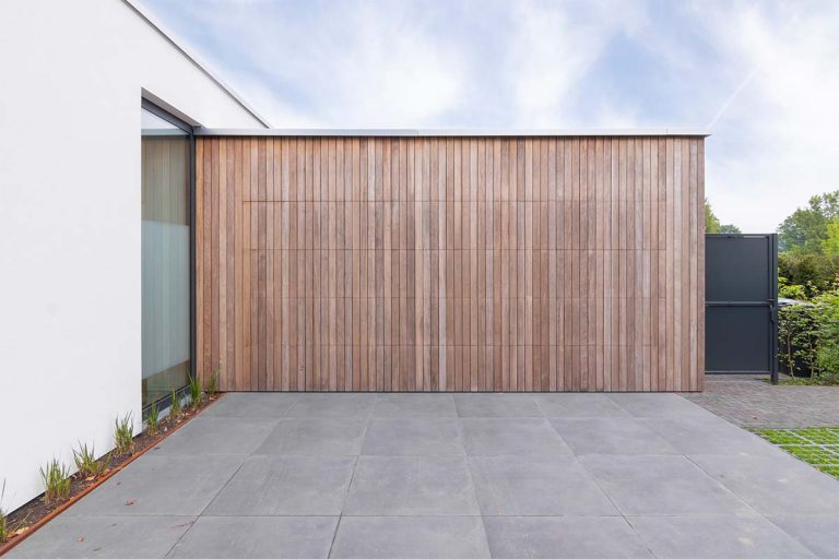 Houten garagedeur strakke villa