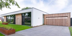 Luxe houten garagedeur villa woning
