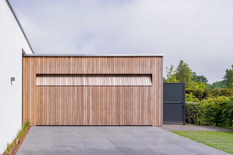 Houten garagedeur strakke villa