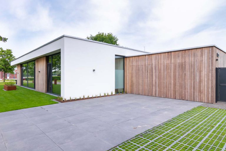 Houten garagedeur in gevel