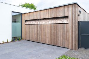 Houten sectionaaldeur strakke villa