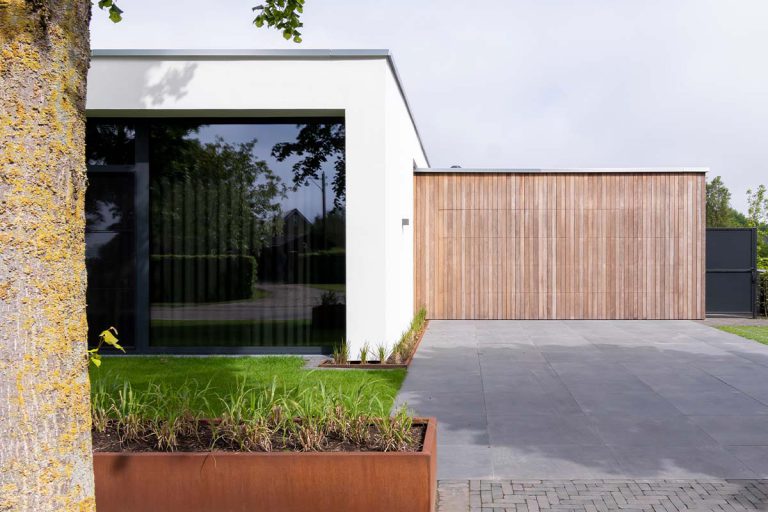 Houten garagedeur strakke villa