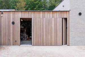 afbeelding Houten zijwaartse garagedeuren