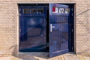 afbeelding Houten openslaande garagedeuren