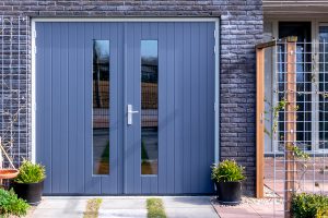 Houten garagedeur met glas