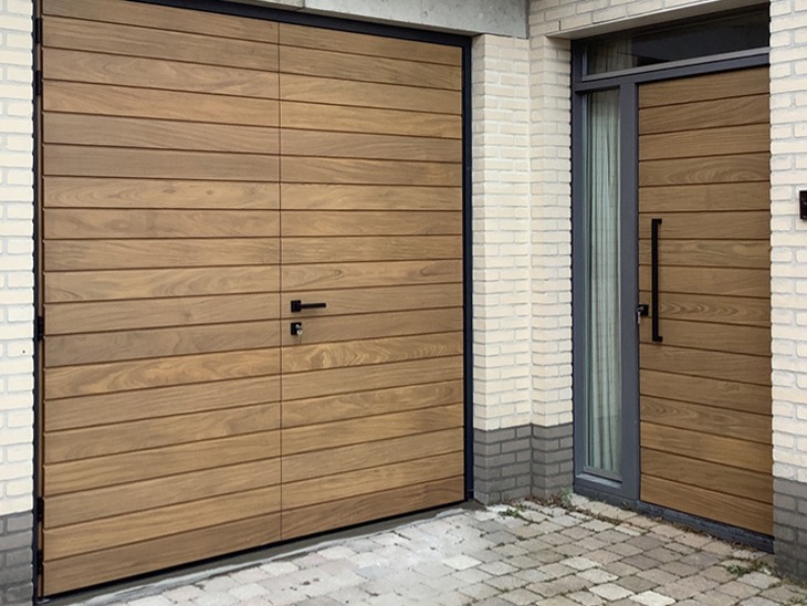 Houten garagedeuren met houten voordeur