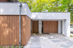 houten zijwaartse garagedeur met gevelbekleding